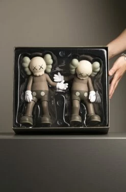 Along The Way - Brown -DEODATO Saldi kaws along the way brown vinyl sculpture 2019 27x23x10cm 300dpi mg 0284