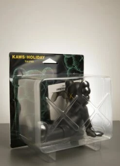 Taipei Holiday Companion - Black -DEODATO Saldi kaws taipei holiday companion black vinyl sculpture 2019 18x14cm 300dpi mg 0126