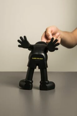 Taipei Holiday Companion - Black -DEODATO Saldi kaws taipei holiday companion black vinyl sculpture 2019 18x14cm 300dpi mg 0142