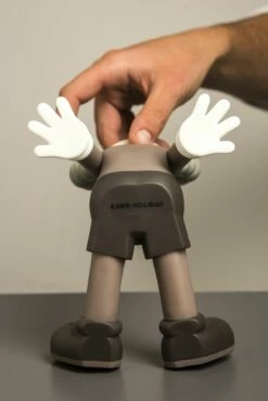 Taipei Holiday Companion - Brown -DEODATO Saldi kaws taipei holiday companion brown vinyl sculpture 2019 18x14cm 300dpi mg 0108