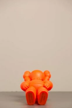 What Party - Orange -DEODATO Saldi kaws what party orange painted vinyl sculpture 2020 27 5x12 7cm 300dpi 2