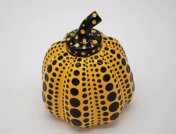 Original Pumpkin Ceramic Sculpture (Yellow & Black) -DEODATO Saldi yayoi kusama pumpkin resin sculpture yellowblack3